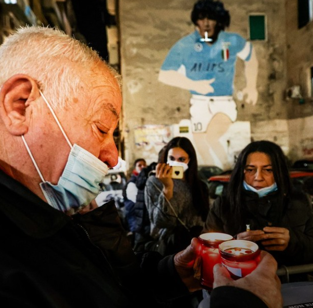 candele accese per la morte di maradona