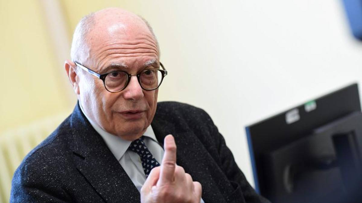 Massimo Galli: " E' possibile reinfettarsi al Covid