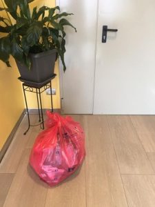 in foto: La foto pubblicata da Moira Perruso: nel sacchetto gli abiti della madre morta di Covid (Facebook) 