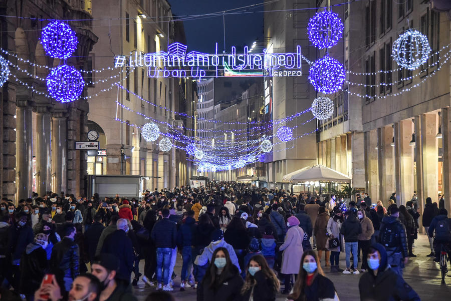 Assembramenti per le vie dello shopping ANSA