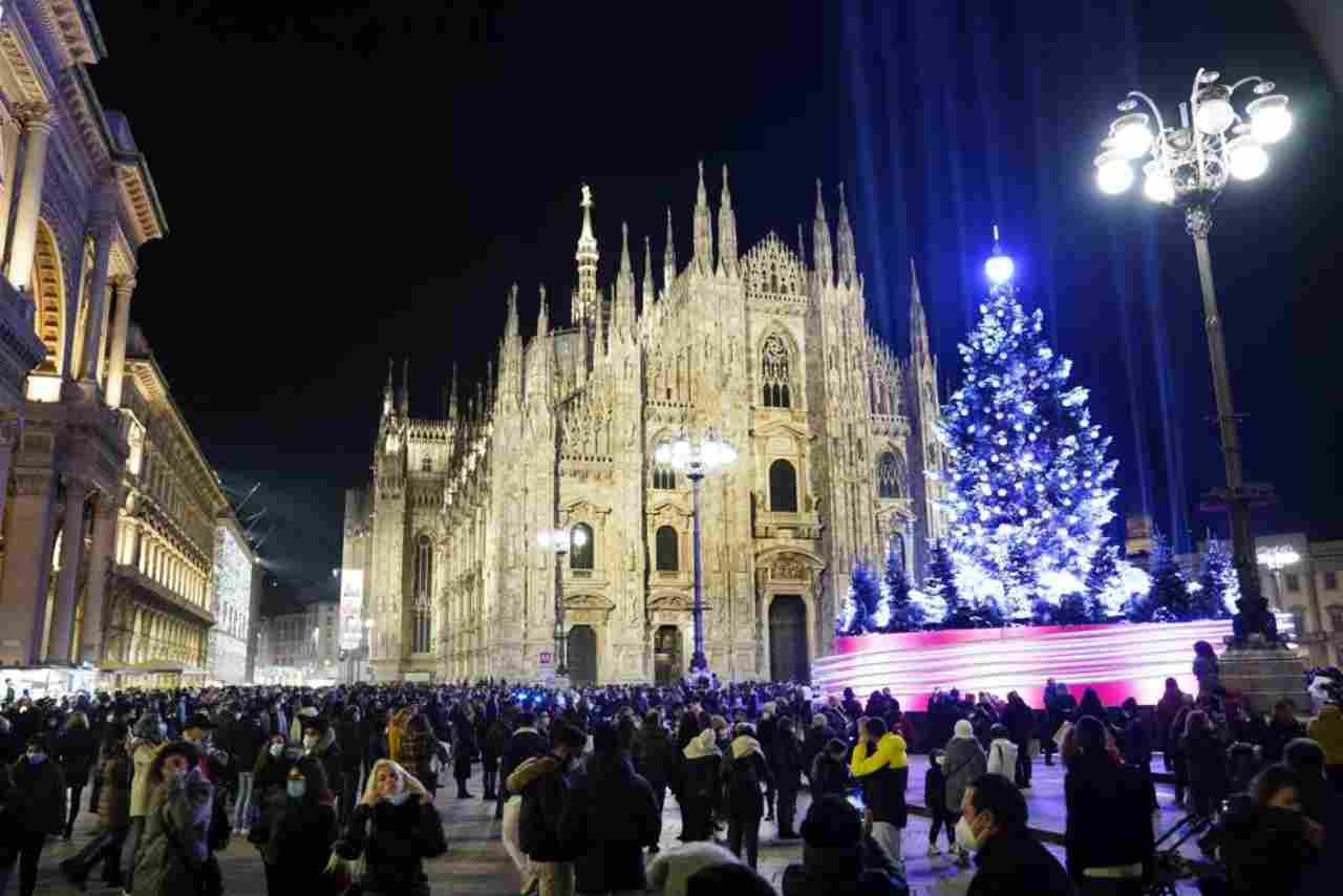 Assembramenti per le vie dello shopping ANSA