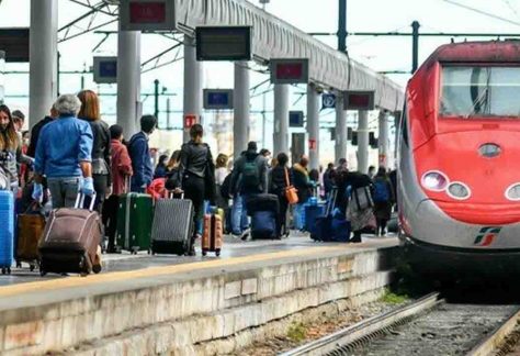 Dpcm spostamenti: treni e bus presi d'assalto