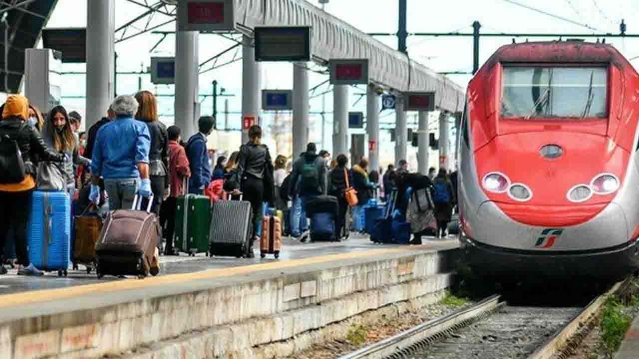 Dpcm spostamenti: treni e bus presi d'assalto