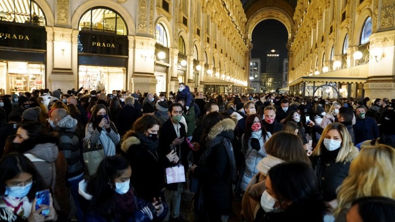 Primo giorno di zona gialla, il Centro preso d'assalto