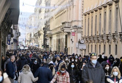Il centro di Milano preso d'assalto
