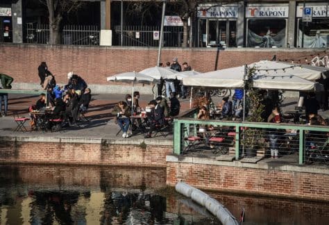 folla Milano zona gialla
