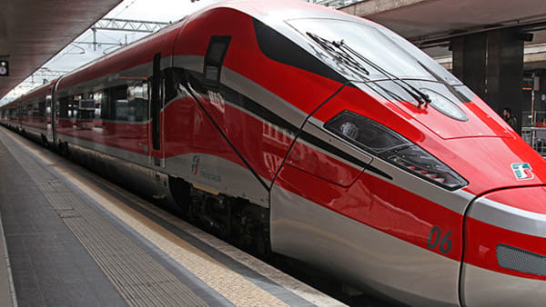 Dpcm spostamenti: treni e bus presi d'assalto