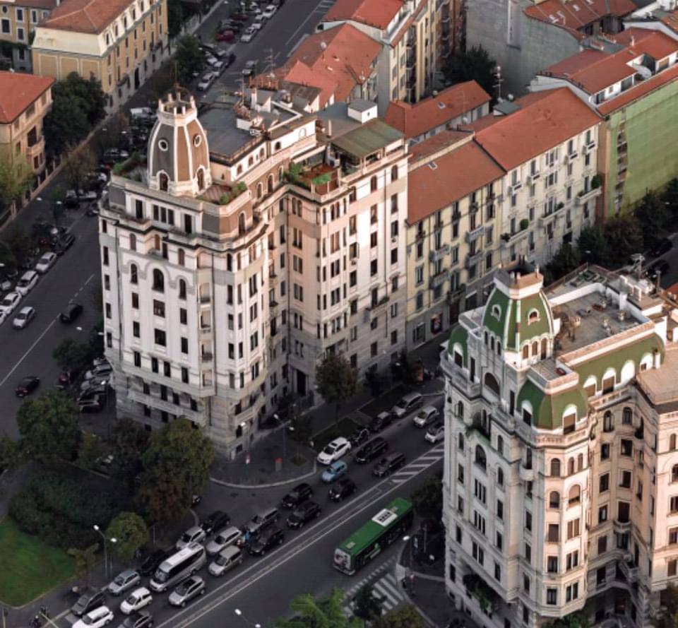 Grattacieli Gemelli diversi di Piazza Piemonte a Milano Grattacieli Gemelli diversi di Piazza Piemonte a Milano