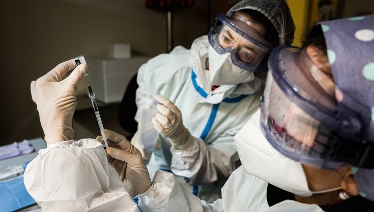 I ritardi di Pfizer bloccano le vaccinazioni in Lombardia: la campagna rallenta ovunque