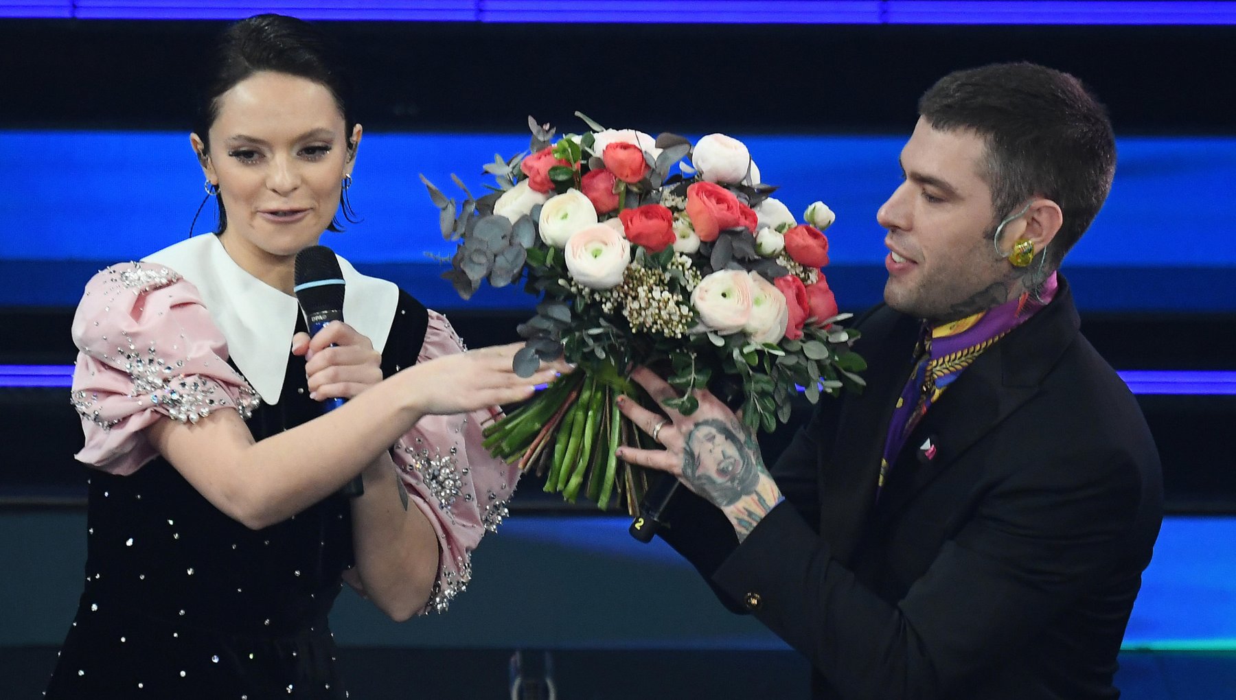 Francesca Michielin porge i fiori a Fedez