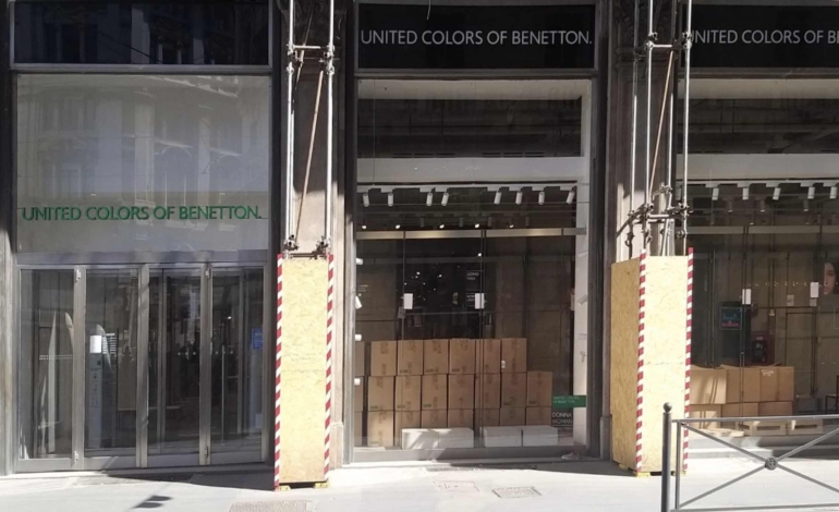 chiude Negozio Benetton Via Mazzini Milano