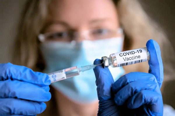 Vaccini, come funziona la piattaforma di prenotazione di Poste in arrivo anche in Lombardia