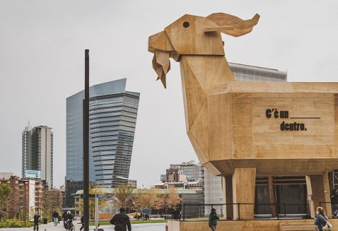 Caprone Olda a Milano: svelato il mistero e la sfida tra birre in piazza Gae Aulenti