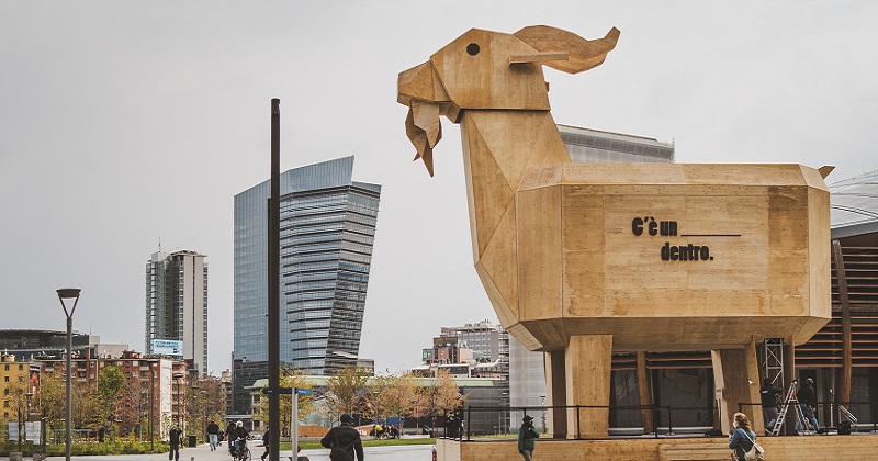 Caprone Olda a Milano: svelato il mistero e la sfida tra birre in piazza Gae Aulenti