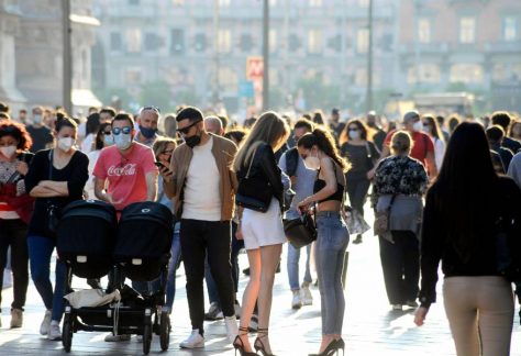 Assembramenti Milano nel week end: aperitivi, pic nic e persone fuori dai bar