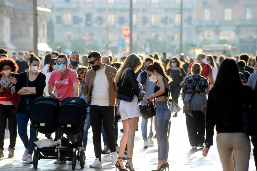 Assembramenti Milano nel week end: aperitivi, pic nic e persone fuori dai bar
