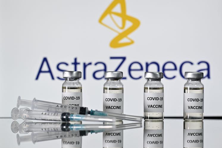 VACCINO ASTRAZENECA e TROMBOSI: i SINTOMI a cui fare ATTENZIONE, parla l'ESPERTO