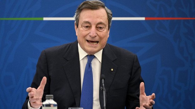 Draghi: «Priorità vaccino agli over 75, è ora di "riaprire"