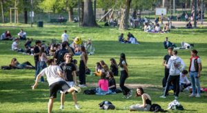 Assembramenti Milano nel week end: aperitivi, pic nic e persone fuori dai bar