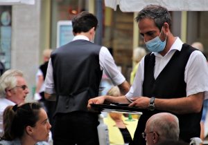 Ristoranti aperti anche al chiuso: la richiesta della Lombardia al Governo