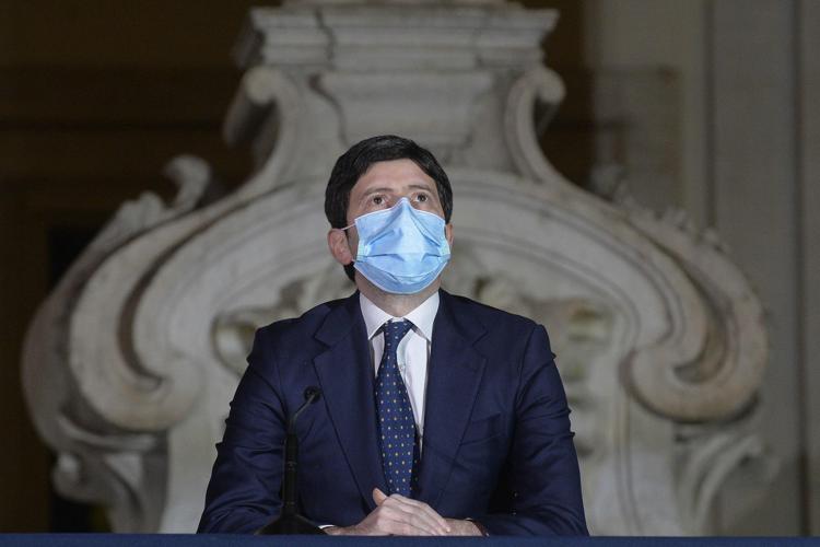 AstraZeneca, Speranza: «18 risultati fatali su 32 milioni di dosi, ma è sicuro e salva vite»