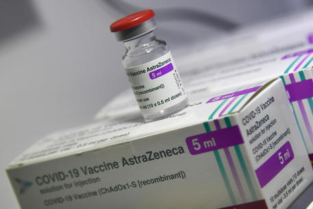 vaccini astrazeneca ritardi