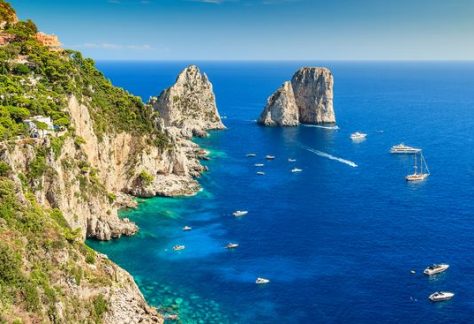 Le isole italiane diventano Covid Free Alla fine, anche il generale Figliuolo ha dovuto capitolare. Le richieste, sempre più pressanti, delle Regioni capitanate dal presidente della Campania De Luca hanno ottenuto il risultato sperato. Da domani, venerdì 7 maggio, prenderà ufficialmente il via il piano di vaccinazione per le isole minori che diventeranno covid free.