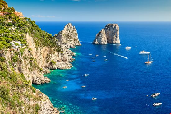 Le isole italiane diventano Covid Free Alla fine, anche il generale Figliuolo ha dovuto capitolare. Le richieste, sempre più pressanti, delle Regioni capitanate dal presidente della Campania De Luca hanno ottenuto il risultato sperato. Da domani, venerdì 7 maggio, prenderà ufficialmente il via il piano di vaccinazione per le isole minori che diventeranno covid free.