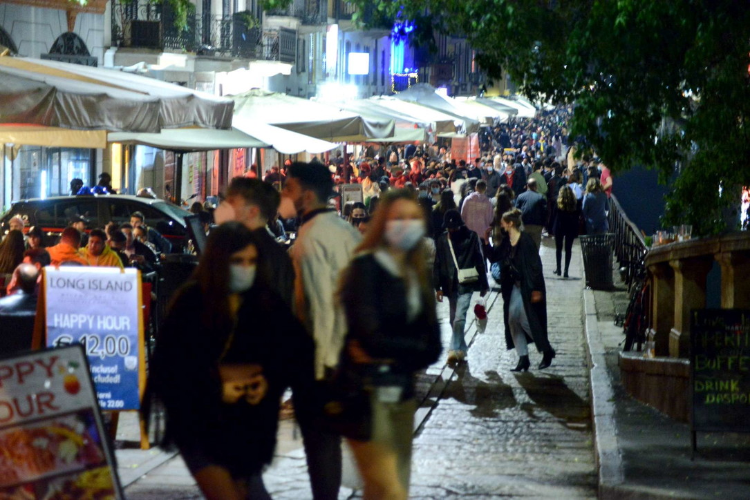Milano, primo venerdì sera in zona gialla: zone movida piene