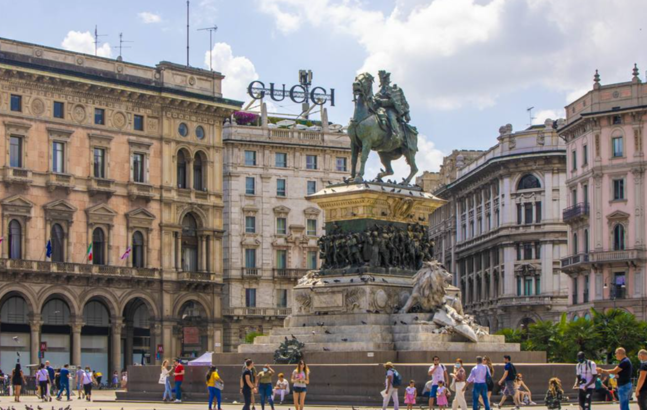 neon gucci in Piazza Duomo