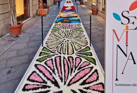 via della spiga infiorata