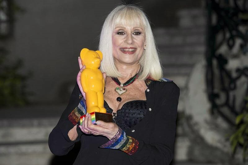 Raffaella Carrà coi polsini rainbow, alla premiazione “World Pride 2017” a Madrid
