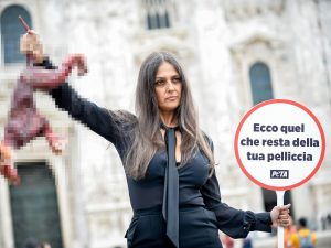 Rosita Celentano protesta in Piazza del Duomo contro la Fashion Week