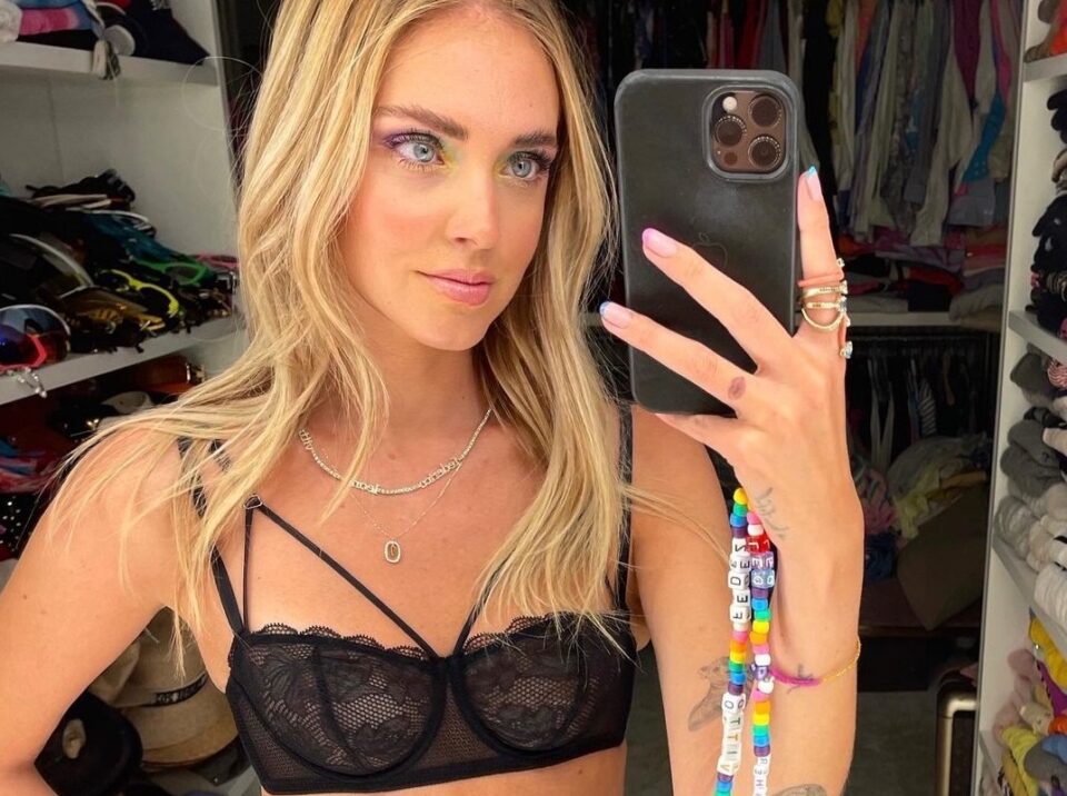 Chiara Ferragni in lingerie su Instagram per Intimissimi