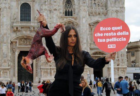 Rosita Celentano protesta in Piazza del Duomo contro la Fashion Week