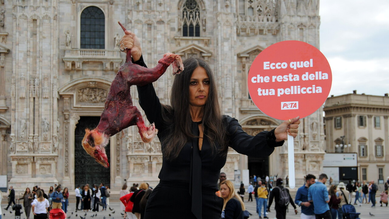 Rosita Celentano protesta in Piazza del Duomo contro la Fashion Week