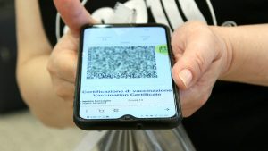 Da Prada green pass obbligatorio o tampone per i dipendenti