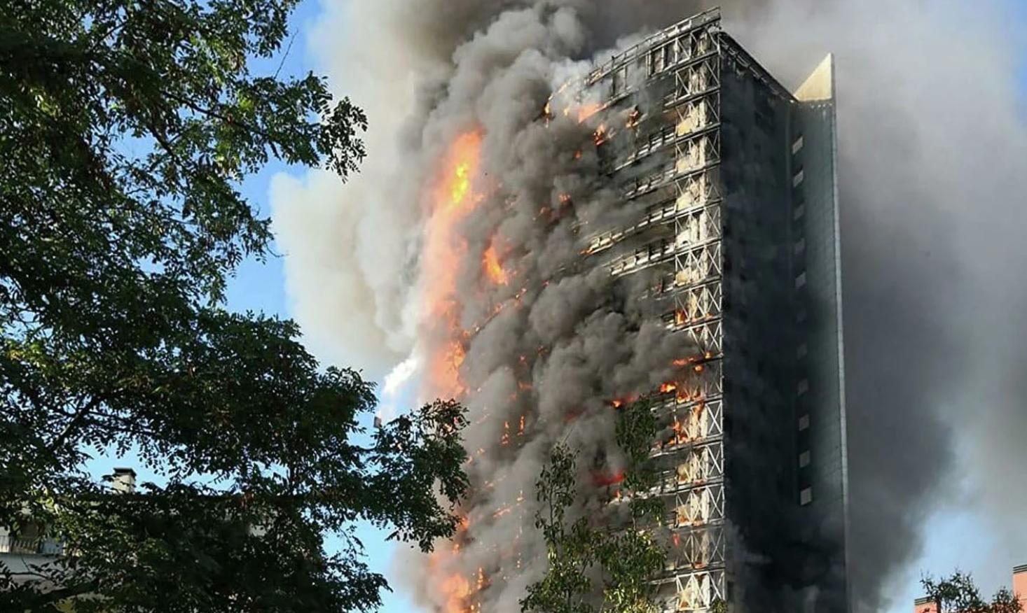 torre in fiamme milano
