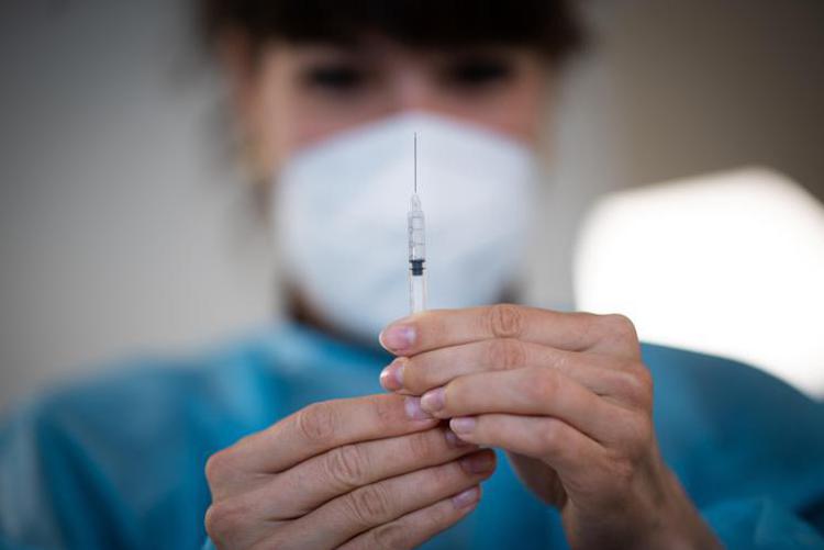 Terza dose vaccino Covid: chi la farà, tempi richiamo e quali verranno usati