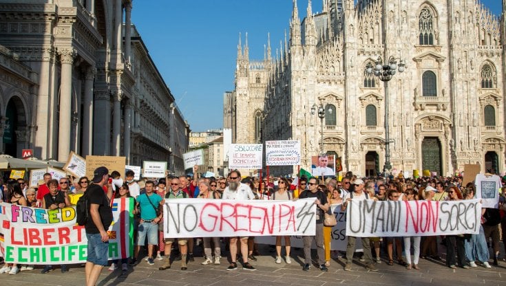 Milano protesta greenpass