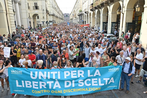 Milano protesta greenpass