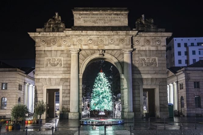 Albero di Natale Piazza XXV Aprile