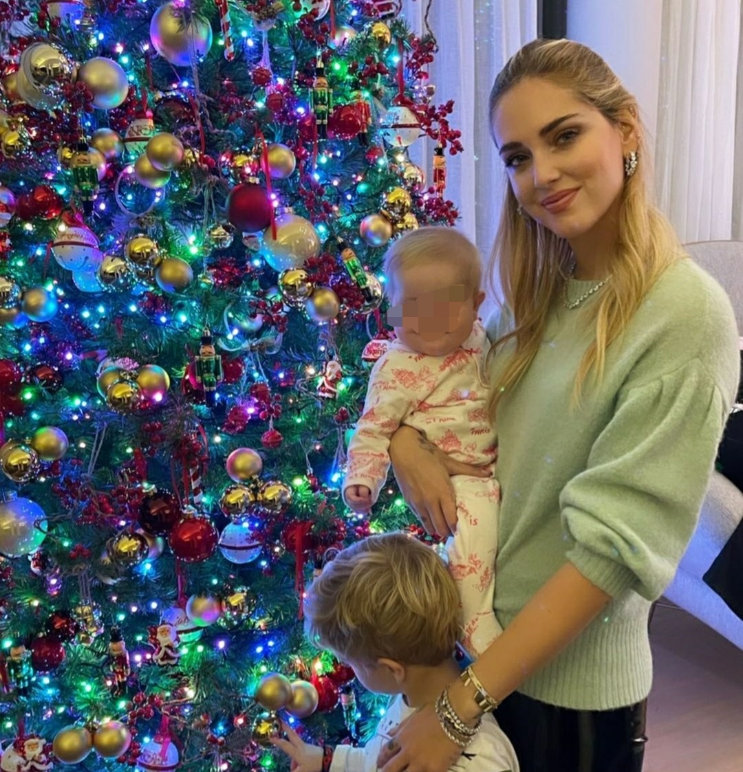 A casa Ferragni è già Natale, pronto il maxi albero