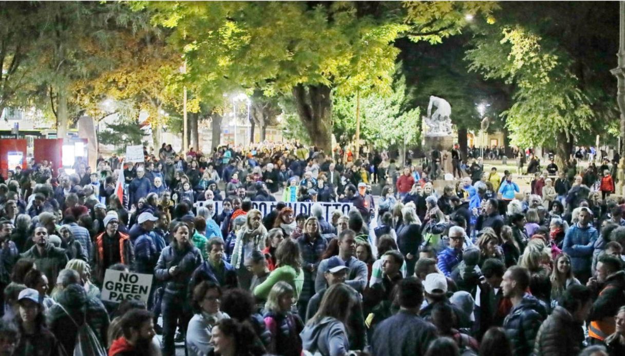 "Corona Party", le folli feste No Vax per contagiarsi e ricevere il Green pass