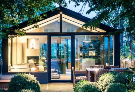 Glass House: dormire in una “casa di vetro a 1 ora e 30 da Milano