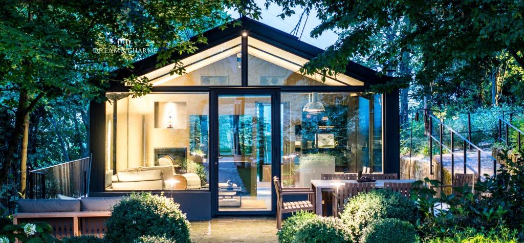 Glass House: dormire in una “casa di vetro a 1 ora e 30 da Milano