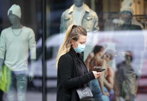 Obbligo di mascherina anche all’aperto nei luoghi più affollati del centro, da piazza Duomo a corso Vittorio Emanuele