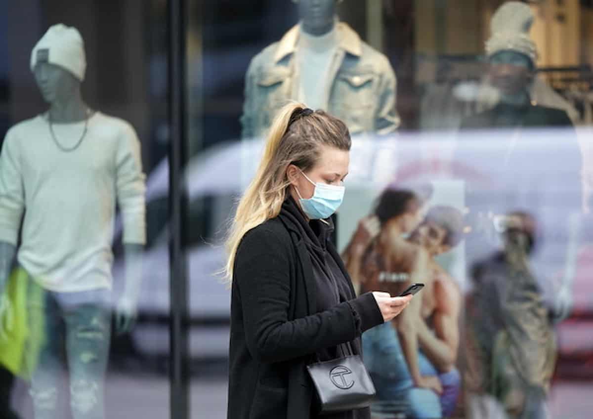 Obbligo di mascherina anche all’aperto nei luoghi più affollati del centro, da piazza Duomo a corso Vittorio Emanuele