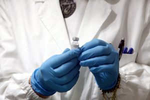 Lombardia, sospesi dal servizio 500 medici senza vaccino