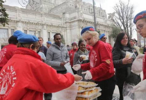 City Angels alla stazione Centrale di Milano per i senzatetto